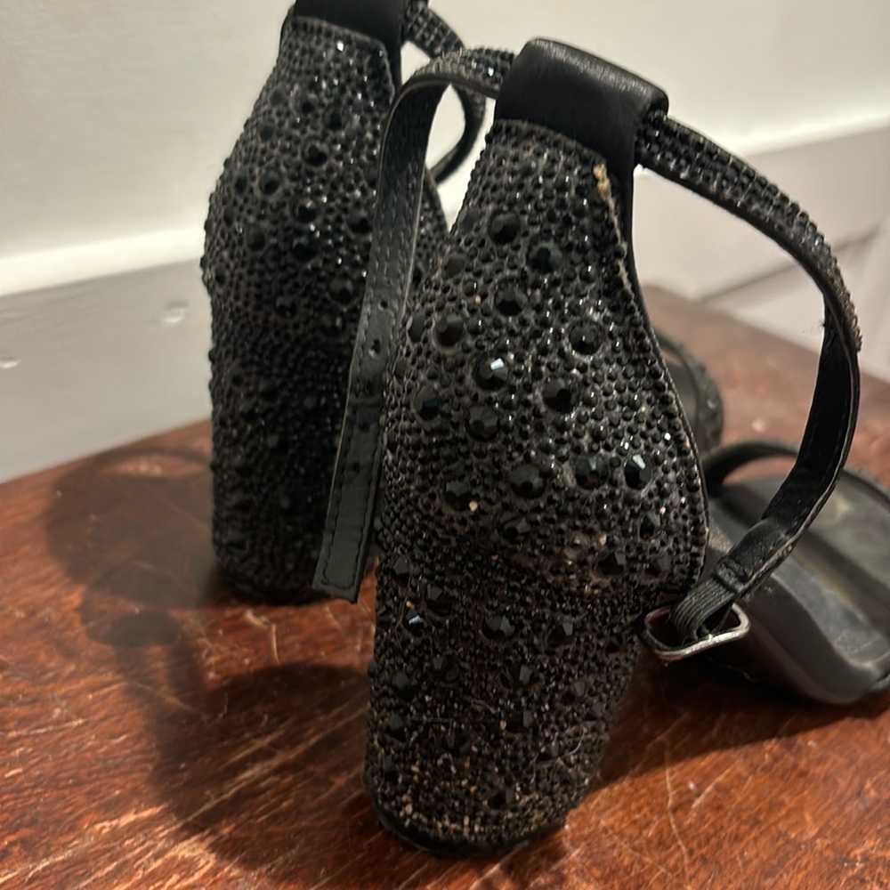 Dream pairs heels 1 1/2 inch heel used but in great condition! Size 6